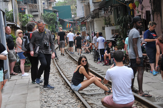 Nguy cơ mất an toàn khi điểm đến là đường tàu