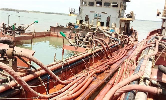 Bộ đội Biên phòng bắt giữ 4 sà lan khai thác cát trái phép