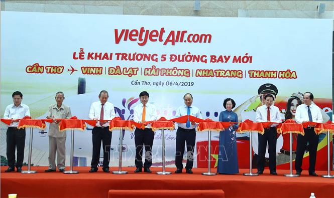 Thủ tướng Nguyễn Xuân Phúc dự khai trương 5 đường bay mới đi và đến Cần Thơ