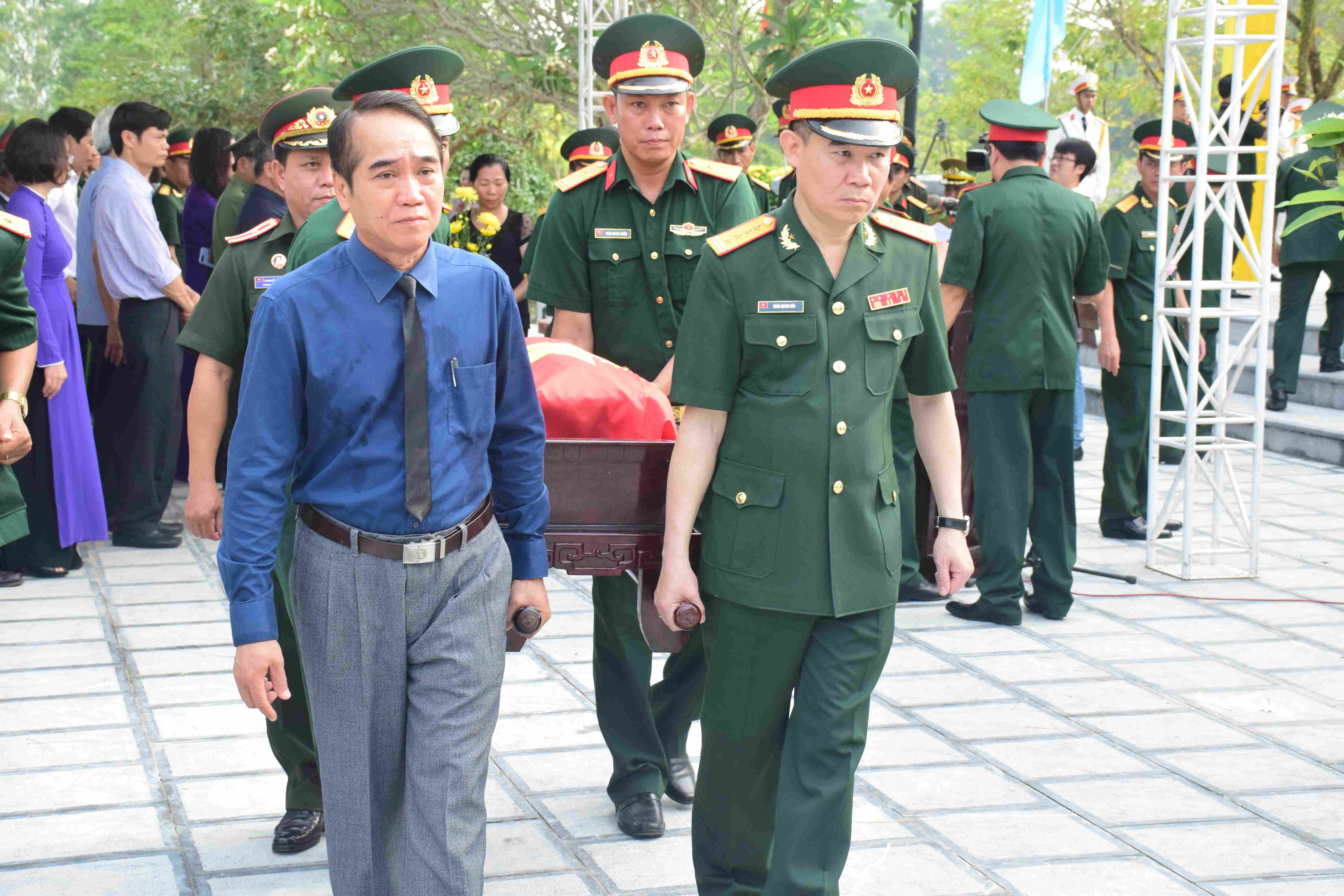 Truy điệu, an táng 18 hài cốt liệt sĩ quân tình nguyện và chuyên gia Việt Nam hy sinh tại Lào