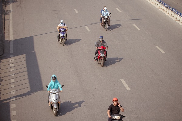 Người dân Hà Nội gồng mình ứng phó với nắng nóng