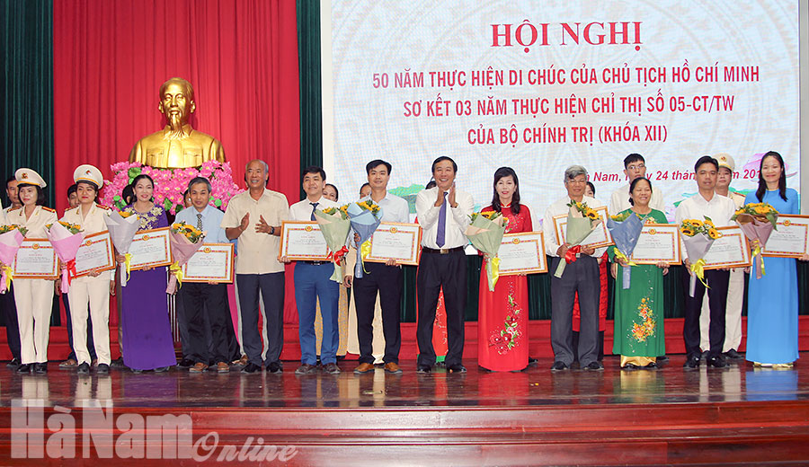 Gắn việc thực hiện Chỉ thị 05-CT TW với nhiệm vụ chính trị của địa phương, cơ quan, đơn vị