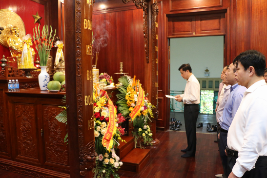 Đảng ủy Bộ Giao thông vận tải dâng hương và báo công với Chủ tịch Hồ Chí Minh