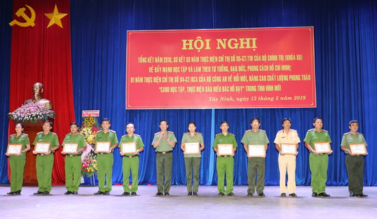 Tạo chuyển biến mạnh mẽ trong học và làm theo gương Bác
