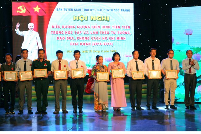 Sóc Trăng tuyên dương điển hình tiên tiến trong học và làm theo Bác