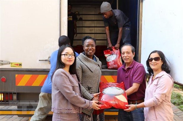 Người Việt tại Nam Phi hỗ trợ người dân Zimbabwe khắc phục hậu quả bão Idai