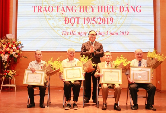 Hà Nội Trao tặng Huy hiệu Đảng đợt 19 5 cho trên 7 000 đảng viên
