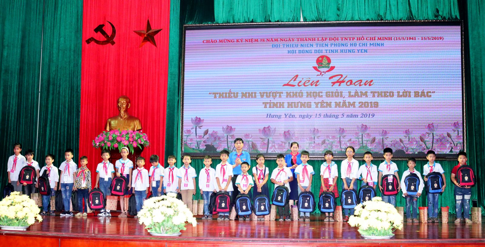 Tuyên dương các thiếu nhi xuất sắc trong học và làm theo Bác