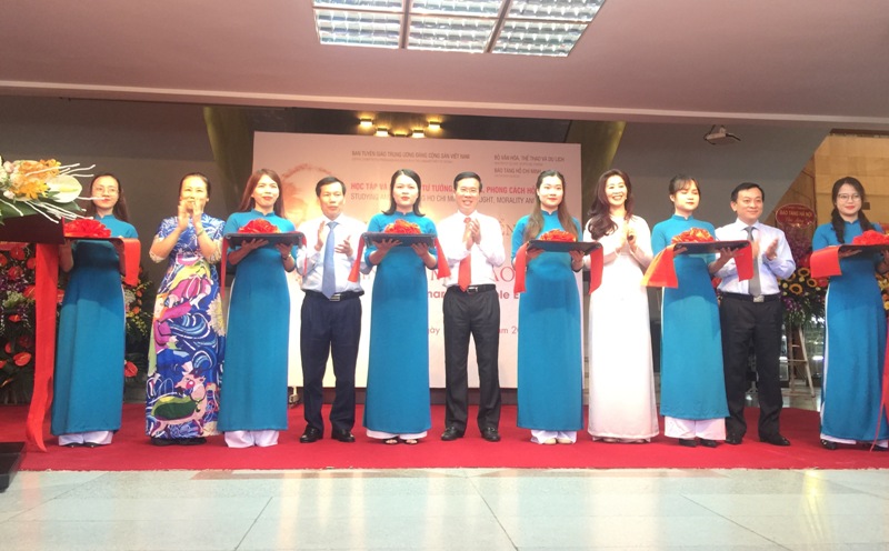 Cổ vũ, nhân rộng những tấm gương tiêu biểu trong học và làm theo Bác