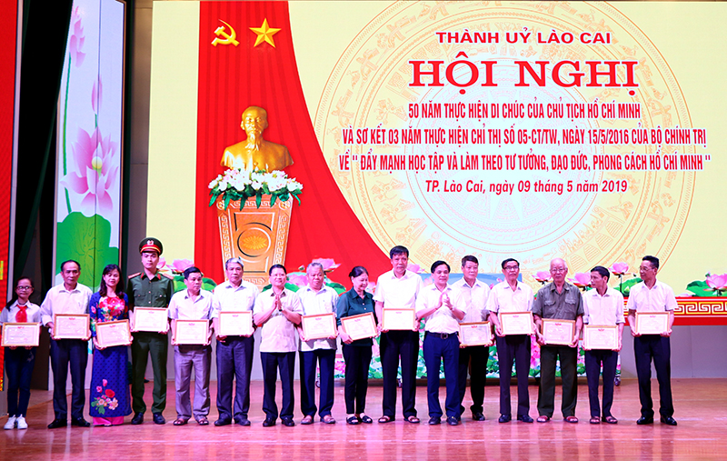 Thành phố Lào Cai Khen thưởng nhiều tập thể, cá nhân điển hình học và làm theo lời Bác