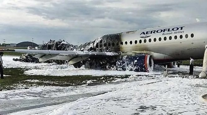Cháy máy bay tại Nga Phi công tiết lộ nguyên nhân máy bay Superjet 100 hạ cánh khẩn cấp