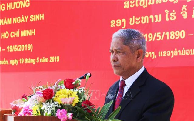 Dâng hương kỷ niệm sinh nhật Bác Hồ kính yêu tại Lào