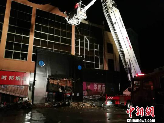 Sập mái quán bar ở Trung Quốc gây nhiều thương vong