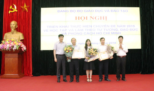 Đảng ủy Bộ GD ĐT Trao Bằng khen đảng viên hoàn thành xuất sắc nhiệm vụ 5 năm liền