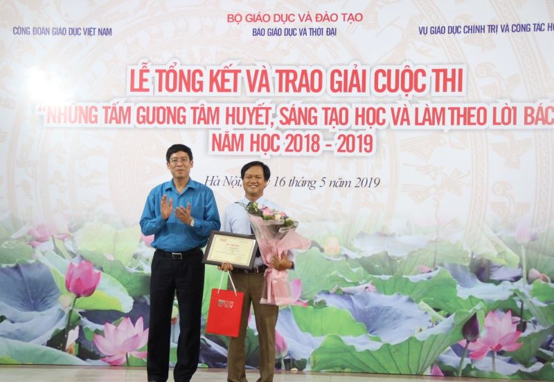 Trao giải cuộc thi “Những tấm gương tâm huyết, sáng tạo học và làm theo lời Bác”