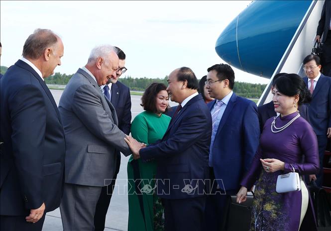 Thủ tướng tới Saint Petersburg, bắt đầu thăm chính thức Liên bang Nga