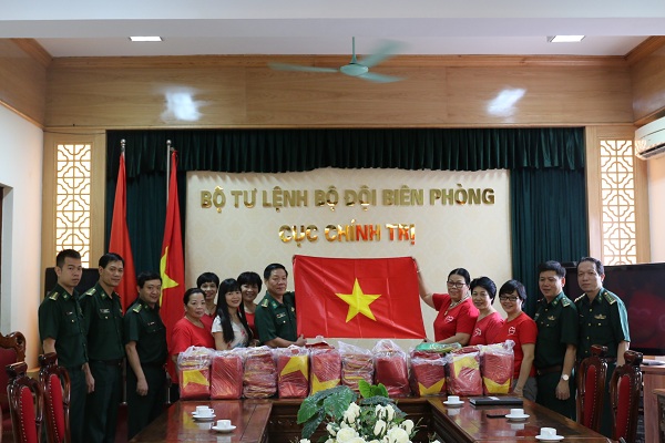 Tặng 1 000 lá cờ Tổ quốc cho ngư dân