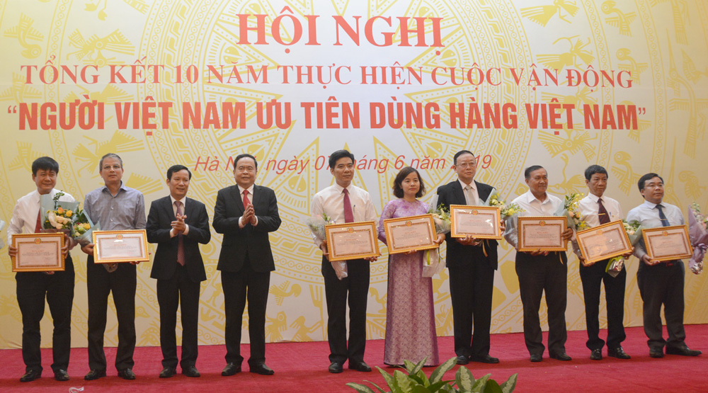 EVN được khen thưởng về thực hiện Người Việt Nam ưu tiên dùng hàng Việt Nam