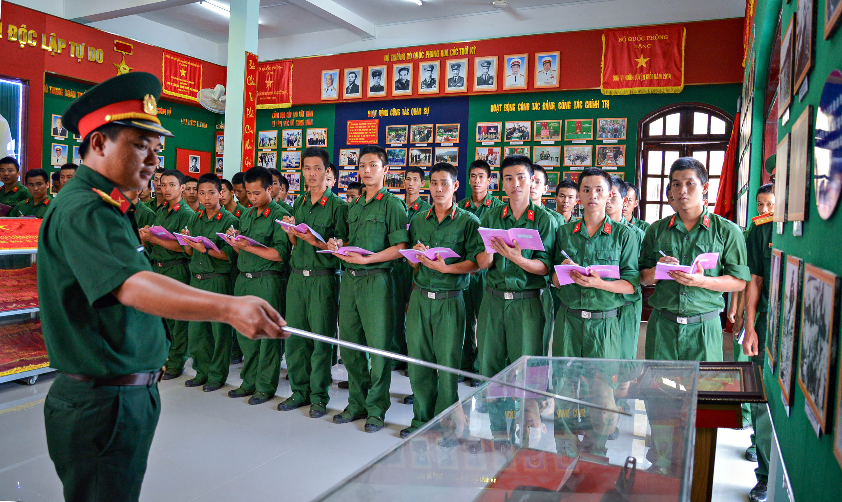 Đổi mới công tác giáo dục chính trị ở Quân khu 9