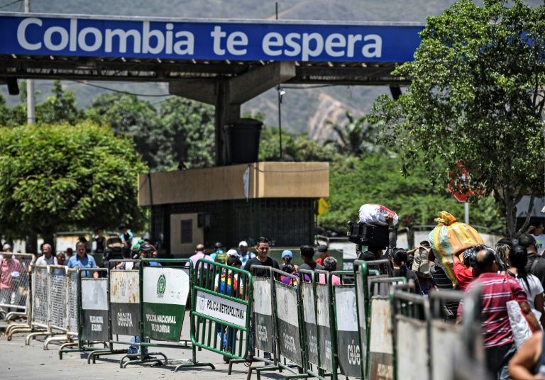 Venezuela Tổng thống Maduro mở cửa lại biên giới với Colombia