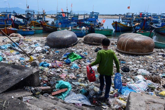 Triển lãm ảnh rác thải nhựa và thông điệp “Hãy cứu biển”