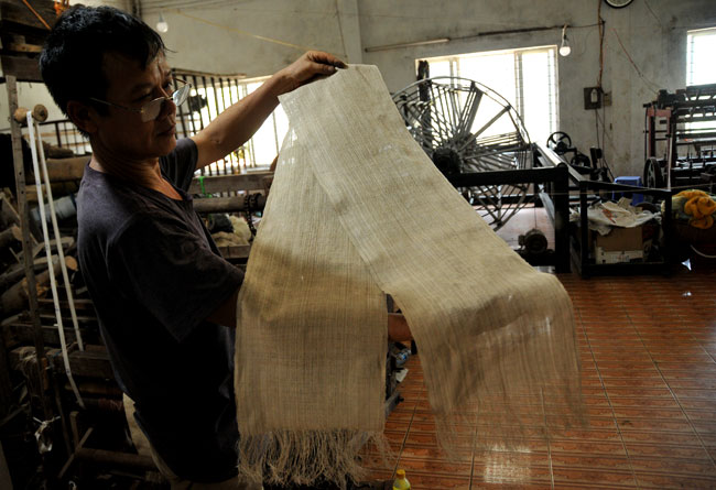 Dệt lụa tơ sen