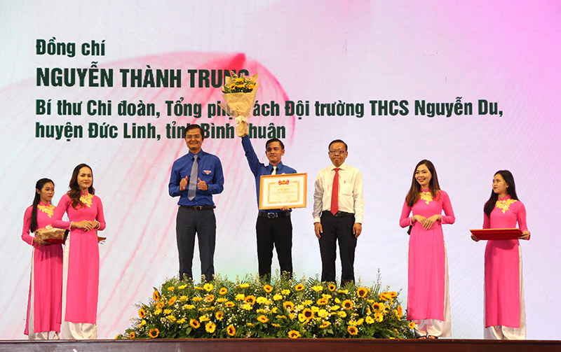 Tuyên dương “Thanh niên tiên tiến làm theo lời Bác” cụm miền Đông Nam Bộ