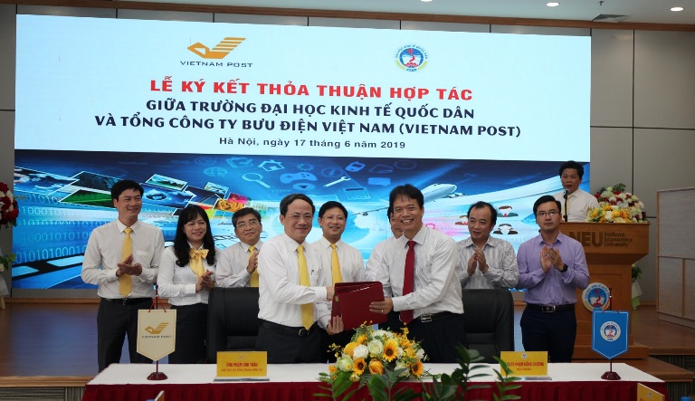 Sinh viên trường Đại học Kinh tế Quốc dân sẽ nhận học bổng “VIETNAM POST - Đồng hành cùng Sinh viên”