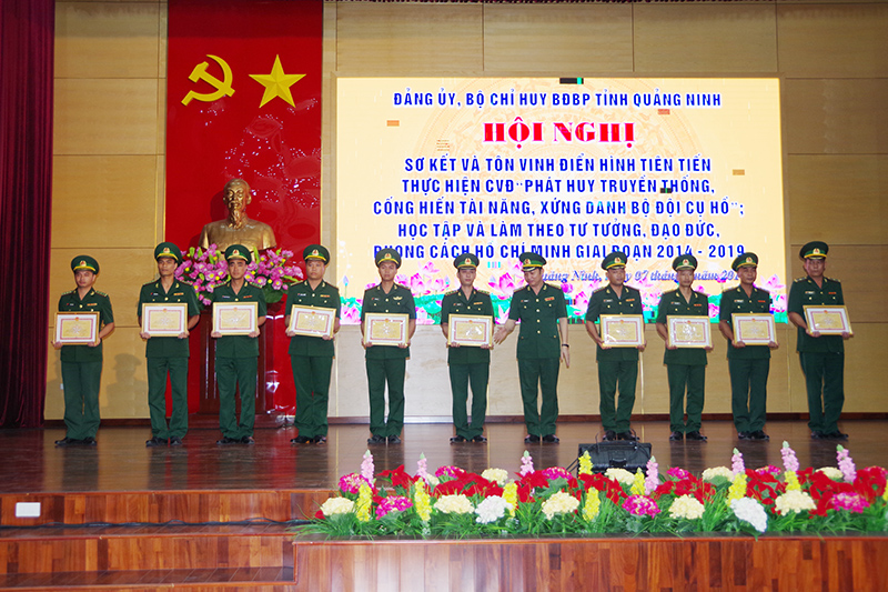 Tuyên dương nhiều tấm gương điển hình tiên tiến trong lực lượng vũ trang