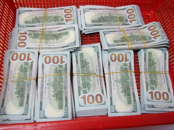 An Giang Tạm giữ 1 phụ nữ vận chuyển 50 000 USD qua biên giới