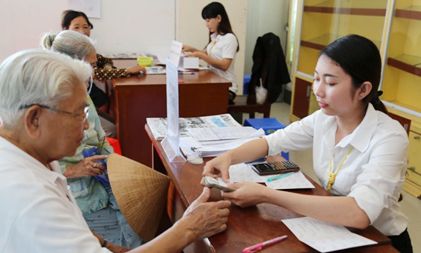 Hà Tĩnh đẩy mạnh hình thức chi trả lương hưu, trợ cấp BHXH qua thẻ ATM