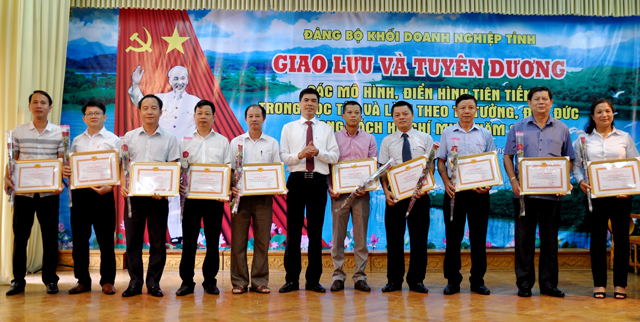 Xây dựng các mô hình, điển hình tiên tiến làm theo gương Bác