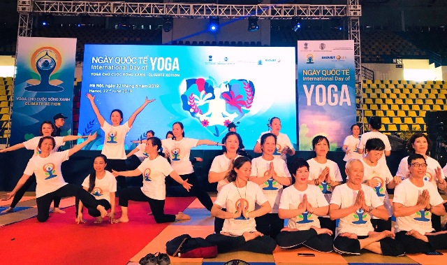 Hơn 800 người tham dự Ngày quốc tế Yoga lần thứ 5 tại Hà Nội