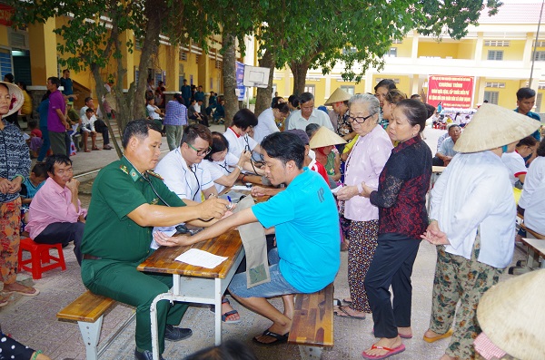 Phối hợp khám bệnh, tặng quà cho nhân dân biên giới tỉnh Tây Ninh