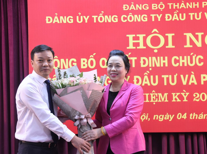 Ban Thường vụ Thành ủy Hà Nội trao quyết định về công tác cán bộ