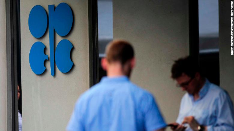 OPEC+ nhất trí gia hạn thỏa thuận cắt giảm sản lượng