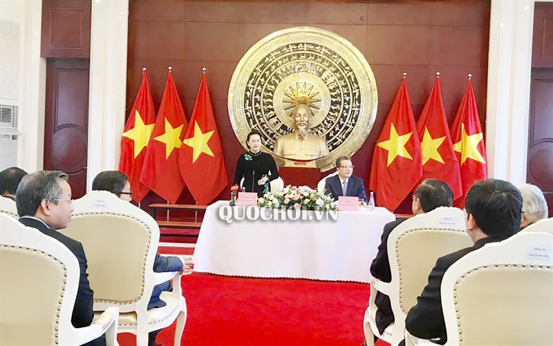 Chủ tịch Quốc hội thăm, làm việc với Đại sứ quán Việt Nam tại Trung Quốc