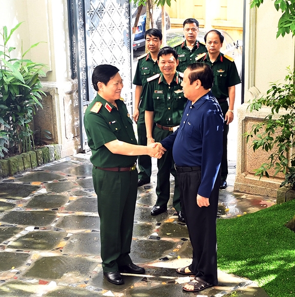 Bộ trưởng Bộ Quốc phòng thăm Đại tướng Phùng Quang Thanh