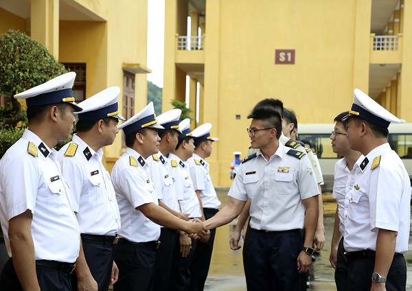 Đoàn sĩ quan trẻ Quân đội Singapore thăm Hải quân Việt Nam