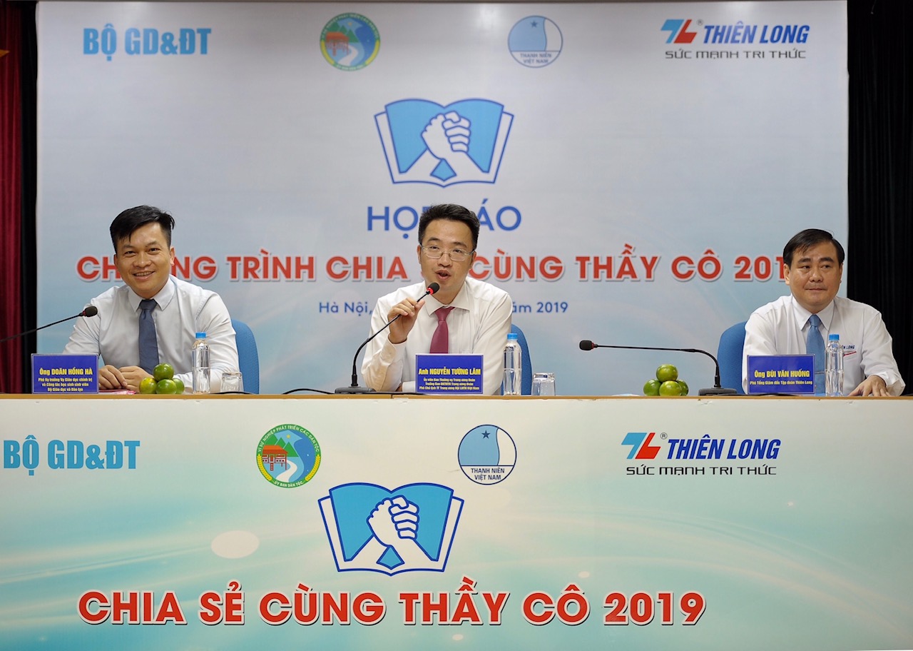 Chương trình “Chia sẻ cùng thầy cô” sẽ tuyên dương 63 thầy giáo, cô giáo