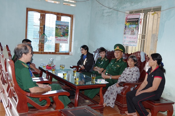 Bộ đội Biên phòng tỉnh Kon Tum tri ân các gia đình có công với cách mạng