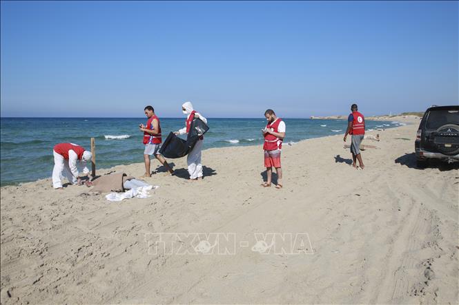Trục vớt được hàng chục thi thể người di cư sau vụ đắm tàu ngoài khơi Libya