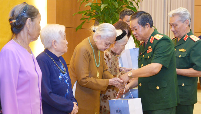 Phó Chủ tịch Quốc hội Đỗ Bá Tỵ gặp mặt các Mẹ Việt Nam anh hùng, gia đình liệt sỹ và cựu chiến binh