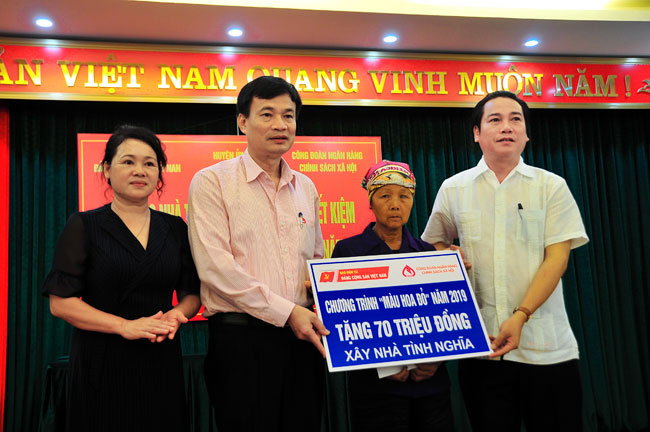 Chương trình “Màu hoa đỏ năm 2019” tặng nhà, trao sổ tiết kiệm tình nghĩa tại Bắc Giang