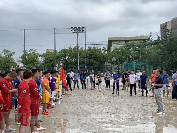 Mùa mưa ở Nhật Bản không làm giảm niềm đam mê bóng đá của người Việt