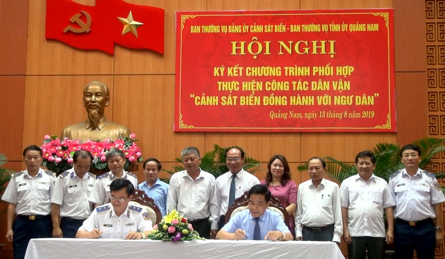Phối hợp thực hiện Chương trình “Cảnh sát biển đồng hành cùng ngư dân”