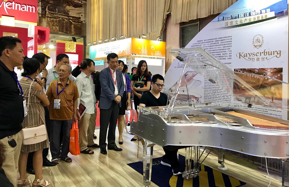 Độc đáo chiếc Piano trong suốt như Pha lê