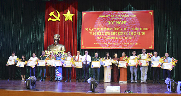 Gắn các phong trào thi đua yêu nước với đẩy mạnh việc học và làm theo Bác