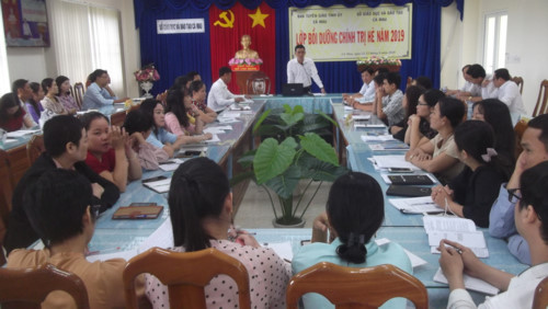 Cà Mau bồi dưỡng chính trị cho 2 000 cán bộ, giáo viên