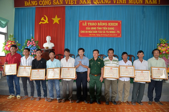 Tặng bằng khen cho ngư dân cứu 22 ngư dân Philippines gặp nạn trên biển